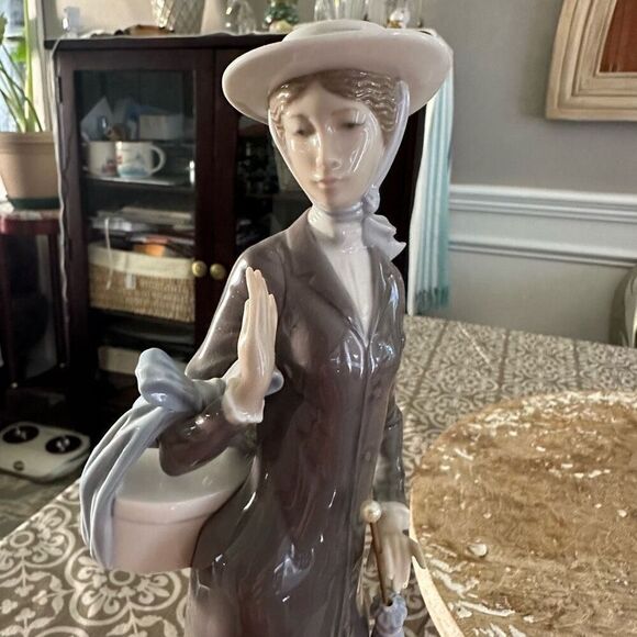 Lladro Elegant Ladies A New Hat Porcelain Figurine Glossy Finish Vintage - Picture 9 of 11